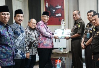JAM-Intelijen Amir Yanto saat menerima kunjungan silaturahmi dengan Ketua Umum DPP LDII KH Chriswanto Santoso, Senin 10 April 2023 bertempat di Gedung Utama Kejaksaan Agung.