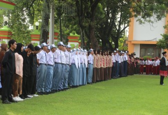 Bupati Blora Tri Yuli Setyowati memberikan santunan dan beasiswa BPJS pada upacara Hardiknas 2023.