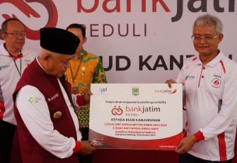 Bank Jatim Serahkan CSR Sepeda dan Ambulans ke RSUD Kanjuruhan