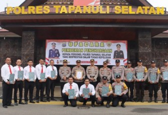 Kapolsek Padang Bolak AKP Zulfikar Kanit Reskrim Iptu Mulyadi dan Personelnya Photo bersama Usai meraih penghargaan atas kesuksesan pengungkapan berbagai kasus Narkotika dari Kapolres Tapsel AKBP Imam Zamroni, SIK, MH
