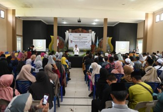 Gubernur Kepulauan Riau H. Ansar Ahmad saat memberikan sambutan, di aula SMAN 1 Singkep, Kabupaten Lingga. 