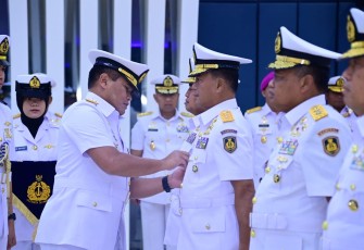 Kasal Laksamana TNI Muhammad Ali saat memimpin upacara Sertijab Asops dan Aspers di Wisma Elang Laut, Jakarta Pusat, Senin (06/03). 