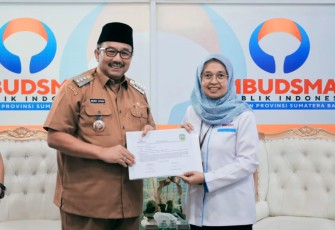 Bupati Benny Utama saat Terima Sertifikat Penyelenggara Pelayanan Publik Kualitas Tinggi
