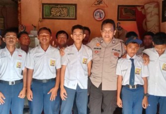 Bhabinkamtibmas Angkola Timur Polsek Sipirok, AIPTU Anwar Sadat Harahap, S.H, bersama Pelajar di Sekolah SMP I Angkola Timur Desa Pargarutan Tonga