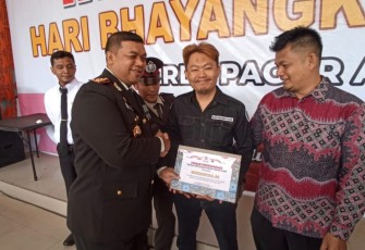 Kapolres Pagar Alam Berikan Penghargaan Kepada Ketua IWO 