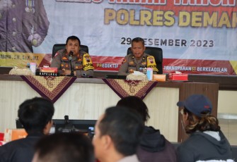 Kapolres Demak AKBP Muhammad Purbaja saat menyampaikan anev kasus akhir tahun 2023 pada kegiatan rilis media massa
