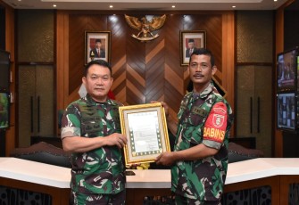 Kasad saat Naikan Pangkat Luar Biasa Kepada Kopka Azmiadi
