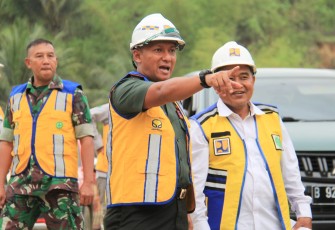 Dalam rangka memperkuat sinergi antara pihak militer dan pemerintah daerah, Letkol Czi Yudo Aji Susanto, S.Sos., M.A., Dandim 0806/Trenggalek, melaksanakan silaturahmi di proyek strategis nasional Bendungan Bagong yang terletak di Desa Sumurup, Kecamatan Bendungan, Kabupaten Trenggalek, Kamis (14/12/2023)