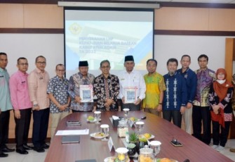 BPK RI perwakilan Sumbar menyerahkan Laporan Hasil Pemeriksaan (LHP) kepatuhan atas belanja daerah Kabupaten Agam tahun 2022.