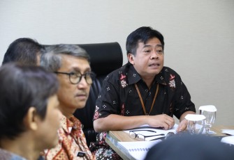 Plh. Kepala Pusat Strategi Kebijakan Kewilayahan Kependudukan dan Pelayanan Publik BSKDN Faisal Syarif saat memimpin Rapat Tindak Lanjut Kerja Sama dengan YSN. 