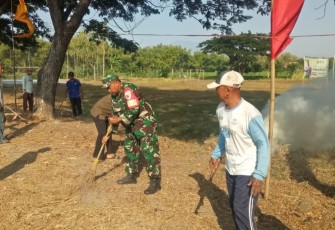 Babinsa Ajak Masyarakat Bersihkan Lingkungan