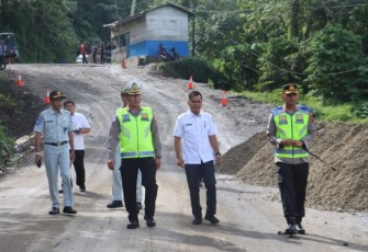 Dir Lantas Polda Sumut, Kombes Pol Muji Ediyanto, SH, SIK, bersama Kapolres Tapanuli Selatan (Tapsel), AKBP Imam Zamroni, SIK, MH, turun langsung ke Jalan Lintas Batu Jomba