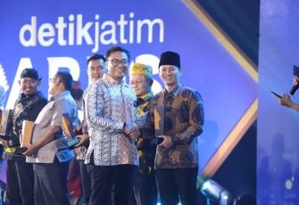 Bupati Trenggalek, Mochamad Nur Arifin, saat menerima penghargaan sebagai Tokoh Inovator Pelestarian Lingkungan dari Detikjatim, Senin (27/11/2023)