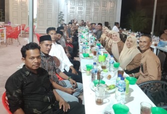 KIP Aceh Timur dan PPK Beserta Sekretaris PPK se Kabupaten Aceh Timur saat Buka Puasa Bersama