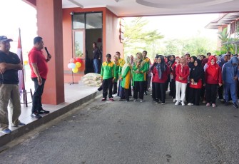 Sekda Bintan saat Ikuti Jalan Santai bersama Pegawai di Lingkungan Setda