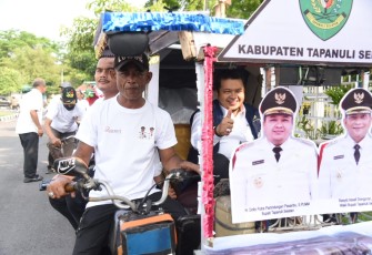 Bupati Tapanuli Selatan (Tapsel) H Dolly Pasaribu naik Becak Motor (Bentor) bersama peserta lainnya menuju Santika Premiere Dyandra Convention Center Hotel tempat pelaksanaan Musyawarah Perencanaan Pembangunan RKPD Provinsi Sumatera Utara (Provsu) 2024 pada Rabu (12/4)
