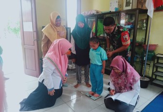Babinsa Minta Orang Tua Rutin Membawa Balitanya ke Posyandu