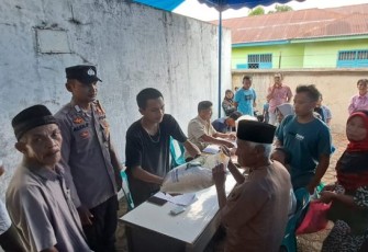 Suasana Penyaluran bantuan pangan Nasional berupa 700 karung beras ke masyarakat, Rabu (3/5/2023) pagi.