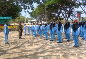 Serda Andik Babinsa Koramil 0801/09 Sudimoro Kodim 0801/Pacitan memberikan pemahaman tentang Wawasan Kebangsaan kepada para siswa siswi di SMK 1 Sudimoro, Kab. Pacitan, Rabu (27/12/2023)