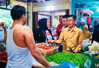 Pj. Wali Kota Tanjungpinang Hasan, S.Sos bersama Kepala Dinas Perdagangan dan Kepala Dinas Pertanian, Pangan dan Perikanan langsung melakukan survei harga di pasar Bintan Centre, Minggu (12/11).