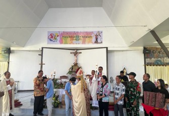 Satgas Pamtas Yonif 645/GTY saat Hadiri Kegiatan Temu Orang Muda Katolik SINGBEBAS di Perbatasan
