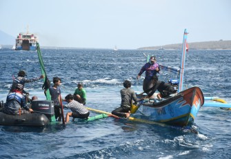 Tim SAR Lanal Banyuwangi saat Evakuasi Nelayan Laka Laut di Perairan Selat Bali 