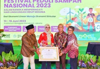 Kabid Dinas Lingkungan Hidup Kabupaten Bintan Asri Menerima Penghargaan