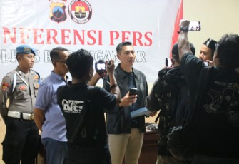 Kapolres Karanganyar AKBP Jerrold Hendra Yosef Kumontoy, saat memberikan keterangan kepada wartawan di Mapolres Karanganyar, Jumat (5/4/2023) malam. Foto : Istimewa