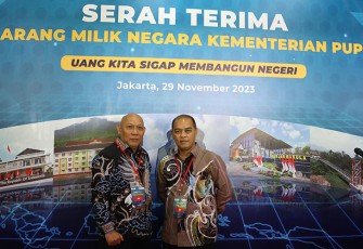 Kepala Biro Umum BP Batam, Budi Susilo (kiri) saat menghadiri seremoni Serah Terima Barang Milik Negara (BMN) Kementerian Pekerjaan Umum dan Perumahan Rakyat RI Tahun 2023, pada Rabu (29/11/2023).