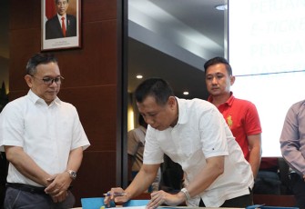 Penandatanganan perjanjian Pelayanan E-ticketing dan Tata Cara Pengadministrasian Layanan Pass Penumpang Domestik antara Badan Pengusahaan Batam dalam hal ini Anggota Bidang Pengusahaan, Wan Darussalam, dan 18 (delapan belas) pimpinan perusahaan operator kapal domestik bertempat di Marketing Centre, BP Batam, Selasa (7/11/2023).