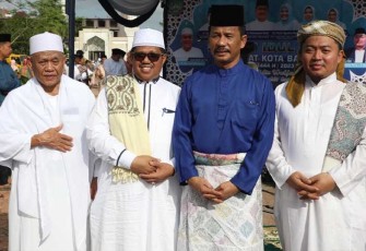 Kepala BP Batam, Muhammad Rudi (kenakan Kemeja Biru) usai pelaksanaan Salat Idul Fitri, Sabtu (22/4/2023).