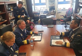 Deputi Bidang Kebijakan dan Strategi Bakamla RI Laksda Bakamla Dr. Gregorius Agung W.D., M.Tr. (Han) saat lakukan pertemuan bilateral dengan Deputy Commander Pacific Area United States Coast Guard (USCG) Vice Adm Brendan C. McPherson