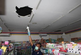 Pencurian di minimarket lewat plafon