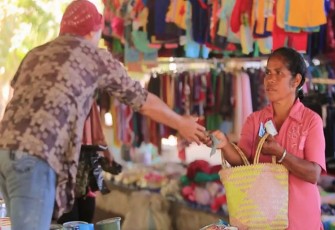 Budaya Barter di pasar Labala (Youtube: NegeriPaus)
