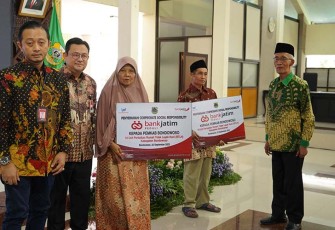 Bank Jatim saat Serahkan CSR Rehabilitasi RTLH ke Pemkab Bondowoso 