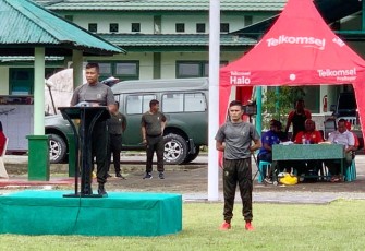 Komandan Kodim 1710/Mimika Letkol Inf Dedy Dwi Cahyadi saat secara resmi membuka Turnamen Sepak Bola Piala Kasad Cup TA. 2023, Jumat (21/07/2023).