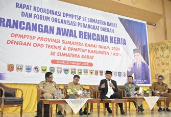 Gubernur Sumatra Barat, Mahyeldi Ansharullah saat membuka rapat koordinasi DPMPTSP Provinsi dan DPMPTSP Kabupaten/Kota se Sumatra Barat di Gedung Kubung Tigo Baleh, Kota Solok.
