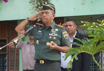 Danrem 022/Pantai Timur  Kolonel Inf Agustatius Sitepu, S.Sos., M.Si., M.Han., saat menjadi Irup pada pelaksanaan Upacara Bendera Merah Putih serta memberikan Wasbang (Wawasan Kebangsaan) kepada para Siswa-siswi SMK Swasta Cinta Rakyat, Senin (06/11/2023). 
