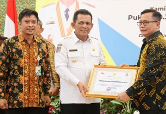 Gubernur Ansar saat Serahkan Anugerah Paritrana Award 2022 Provinsi Kepri 