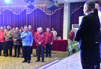 Gubernur H Ansar Ahmad saat lantik DPW PMNBI Kepri