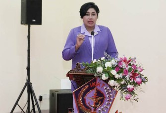Ketum IKKT Ny. Vero Yudo Margono saat memimpin acara serah terima jabatan IKKT Pragati Wira Anggini (IKKT PWA) Pengurus Pusat dan Pengurus Yayasan Tunas Muda, bertempat di Aula Tjut Nyak Dien Mabes TNI, Cilangkap, Jakarta Timur, Kamis (31/8/2023).