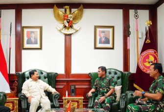 Kasal Laksamana TNI Muhammad Ali saat pertemuan dengan Menhan Prabowo di kantor Kementerian Pertahanan Jakarta, Selasa (3/1)
