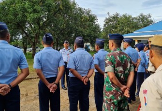 Kadisops Lanud Sugiri Sukani Mayor Lek Ichsan Irhamsyah saat pengecekan kerapihan personel. Rabu (4/1) 