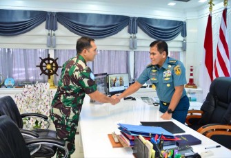 Kasal Laksamana TNI Muhammad Ali bersama Chief of Staff (MTF) UNIFIL Kolonel Laut (P) Ludfy di Mabesal Cilangkap Jakarta 