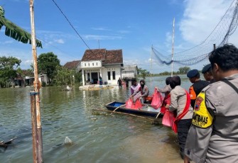 Anggota Polwan Polresta Pati salurkan bantuan untuk korban banjir