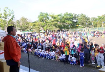 Gubernur Ansar saat Lepas Peserta Jalan Santai Kerukunan Umat Beragama