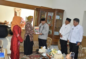 DPD Satu Pena Sumbar saat Audiensi dengan Bupati Agam di Mess Pemkab Agam, Belakang Balok, Bukittinggi.