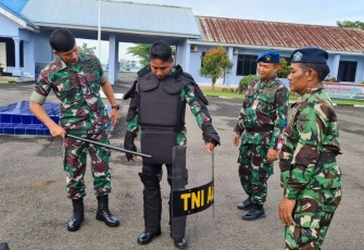 Danlanud Sugiri Sukani Letkol Pnb Supardo Butarbutar saat pengecekan kelengkapan PHH, Senin (9/1)