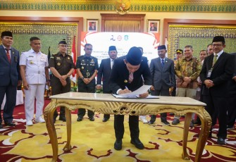 Gubernur Ansar saat Tandatangani Perjanjian Kerja Sama dengan Kementerian PUPR dan AIIB