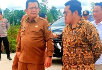 Gibernur Ansasr saat Tinjau Jembatan Semala di Natuna yang Rusak Akibat Banjir. 